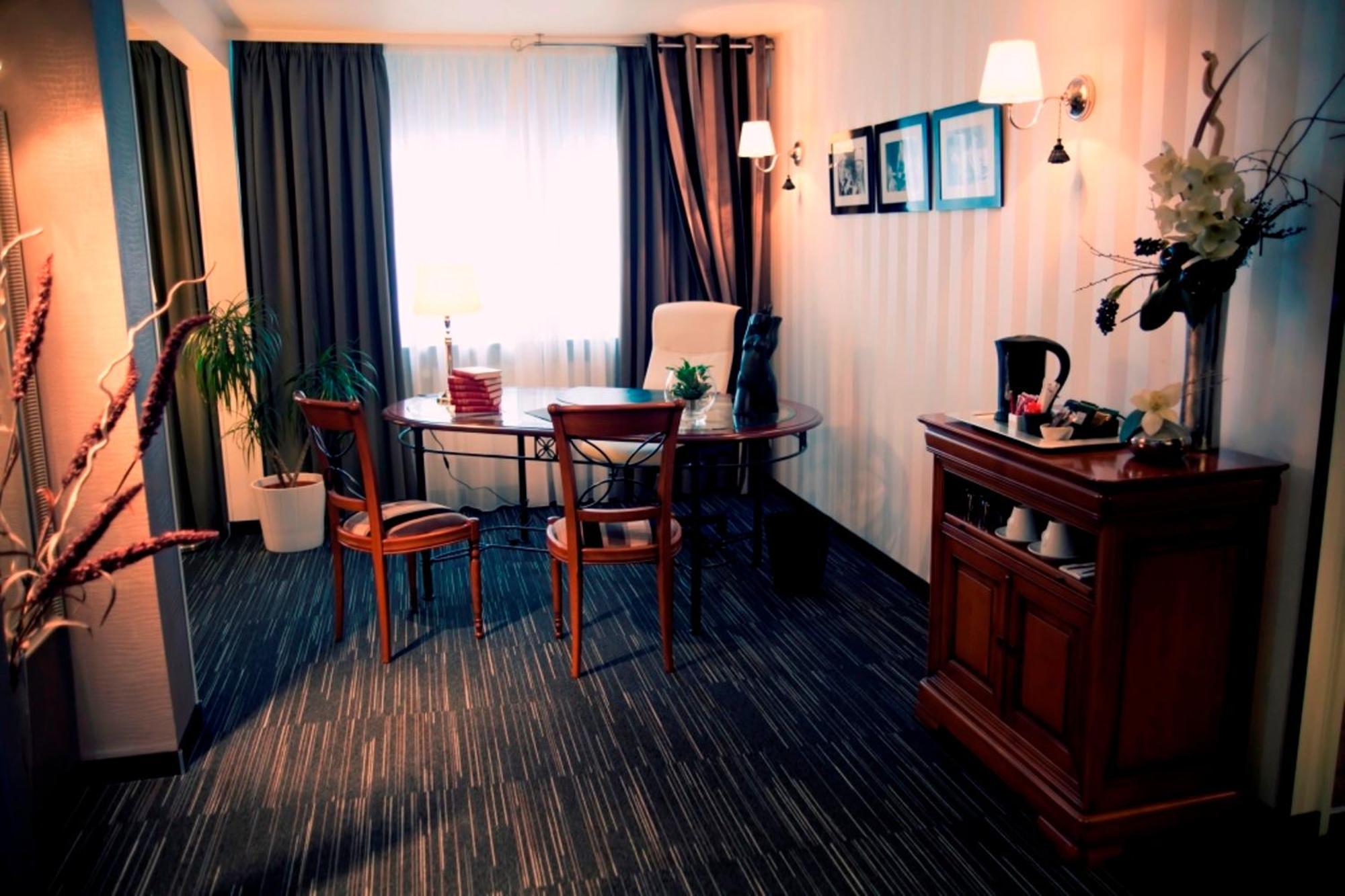 Dm Hotel Форбак Екстериор снимка