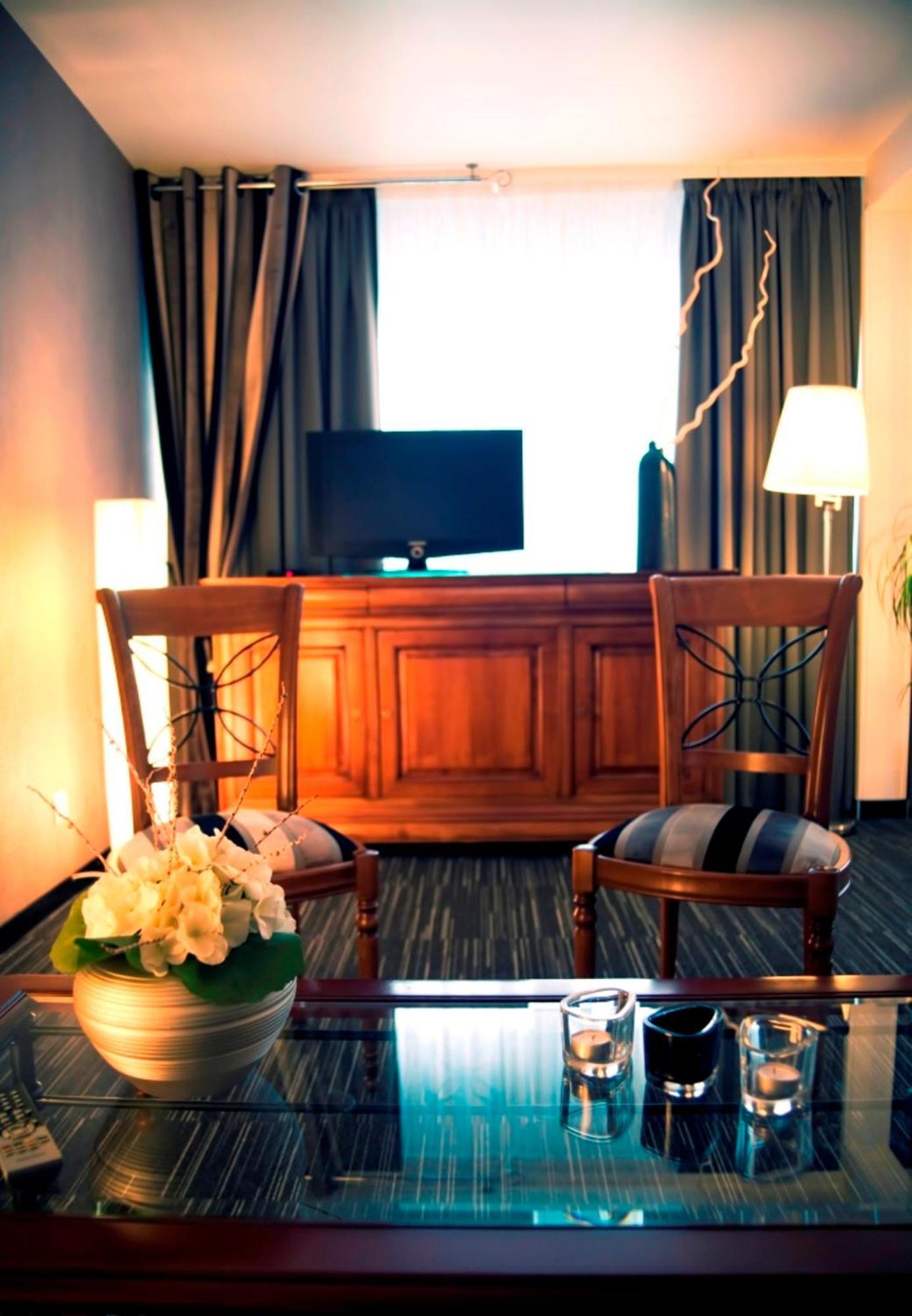 Dm Hotel Форбак Екстериор снимка