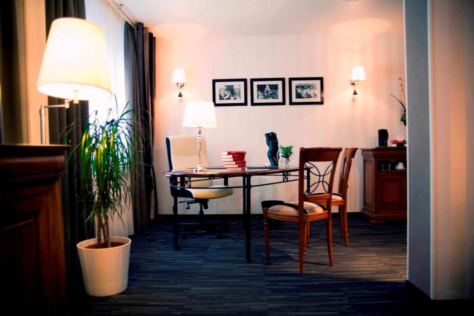 Dm Hotel Форбак Екстериор снимка